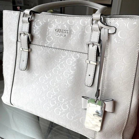 Cream compartment Guess purse. Used once